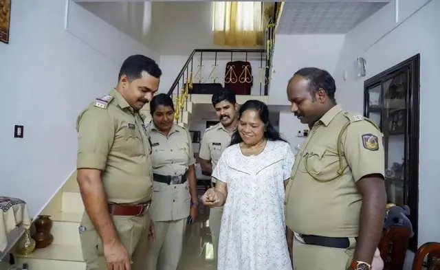 যেসব বয়োবৃদ্ধরা একা থাকেন তাদের সাথে পুলিশ দেখা করে এবং তাদের জরুরী অ্যালার্মের ব্যবস্থা করে দেয়।