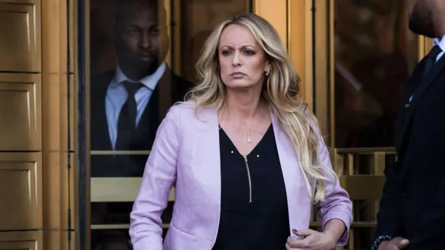 Stormy Daniels com olhar sério, saindobaixar app f12 betporta giratória