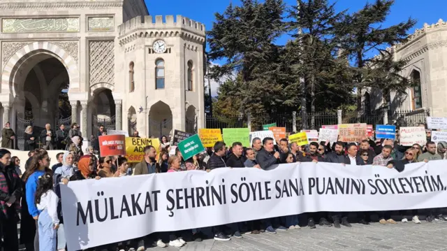Pankart taşıyan kalabalık