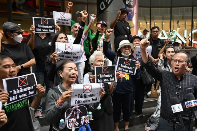 นพ.ตุลย์ สิทธิสมวงศ์ พร้อมประชาชนจำนวนหนึ่ง แสดงพลังรณรงค์ “กาไม่เห็นชอบ" ให้มีการร่างรัฐธรรมนูญฉบับใหม่ เมื่อ 6 ก.พ.