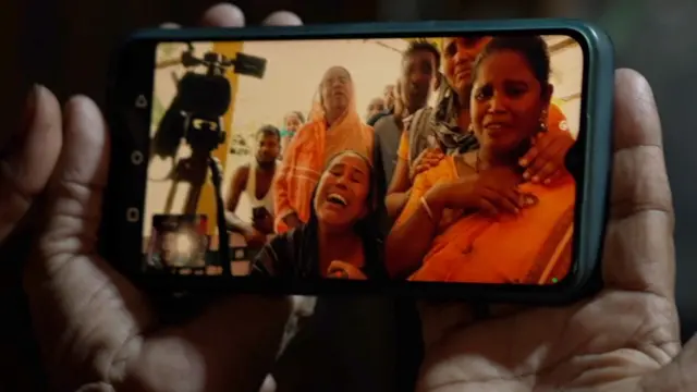 La famille de Sakina Begum vue sur l'écran du téléphone portable lors de l'appel vidéo.