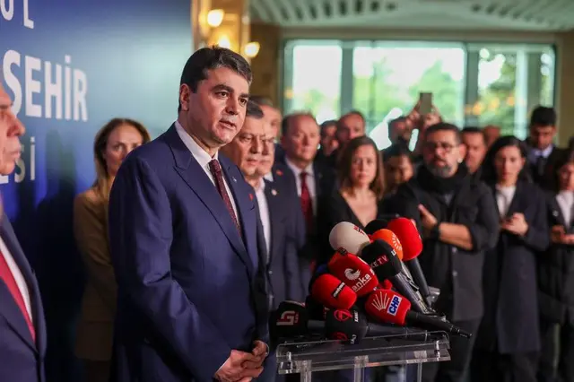 Demokrat Parti Genel Başkanı Gültekin Uysal basın mensuplarına konuşuyor