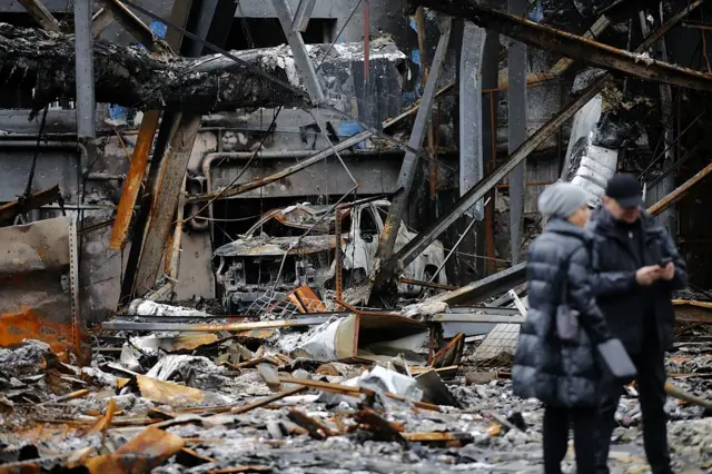 Restos de un concesionario de vehículos destruido por un ataque de EE.UU. en Teherán.