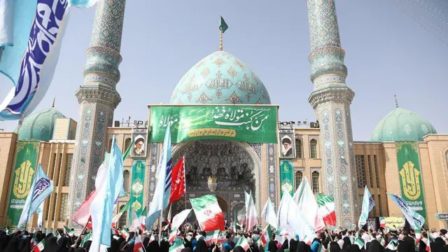 Ribuan orang berkumpul untuk memprotes serangan Israel terhadap Iran, setelah salat Jumat di Qom, Iran pada 13 Juni 2025.