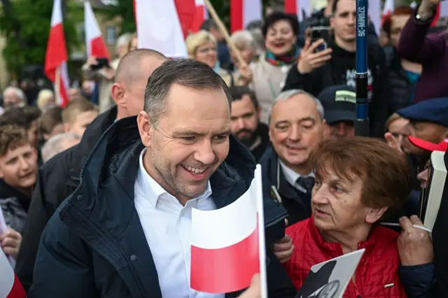Karol Nawrocki, wspierany przez Prawo i Sprawiedliwość, wita się ze swoimi zwolennikami i rozdaje autografy podczas wiecu politycznego, gdy kampania prezydencka wchodzi w ostatnie dwa tygodnie — 5 maja 2025 r. w Garwolinie.