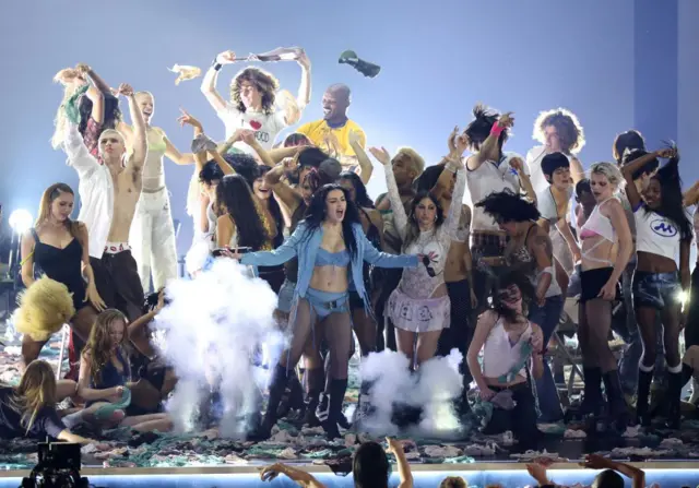 En iyi dans/elektronik albümünü kazanan Charli XCX gecede sahne de aldı