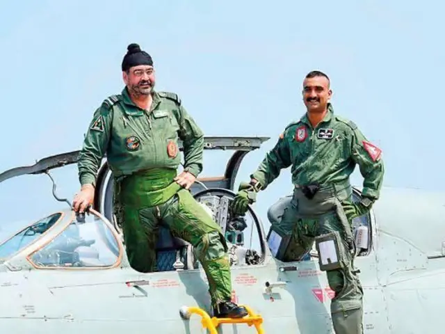 ਏਅਰਕਰਾਫਟ ਕੋਲ ਖੜ੍ਹੇ ਬੀਰੇਂਦਰ ਸਿੰਘ ਧਨੋਆ ਅਤੇ ਉਨ੍ਹਾਂ ਦੇ ਸਾਥੀ ।