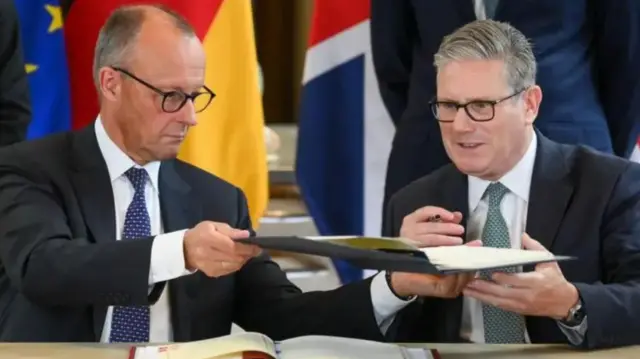 نخست وزیر بریتانیا و صدراعظم آلمان. توافق میان دو کشور در موزه ویکتوریا و آلبرت لندن امضا شد که در فاصله نزدیکی از سفارت آلمان در لندن قرار دارد