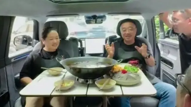 یکی از مدیران شرکت زیکر با همکارانش در ماشین آشپزی می‌کند