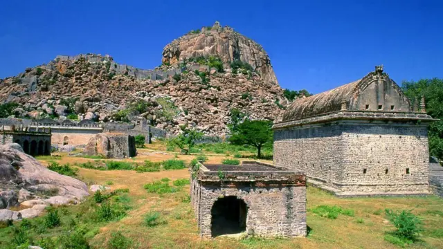 तामिळनाडूत चोल राजवंशानं बांधलेल्या एका छोट्या किल्ल्याचे अवशेष