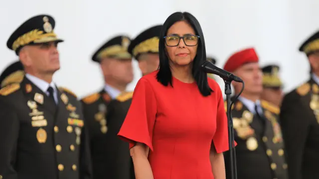 Delcy Rodríguexz, de rojo, con mandos militares venezolanos tras ella. 