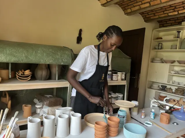 Winnie yifuza ko Abanyarwanda bamenya agaciro k'ibikoresho nk'ibi bikoze mu ibumba