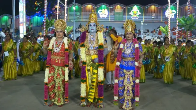 శ్రీదేవి భూదేవి సమేత వెంకటేశ్వర స్వామి అలంకరణలో మహిళలు