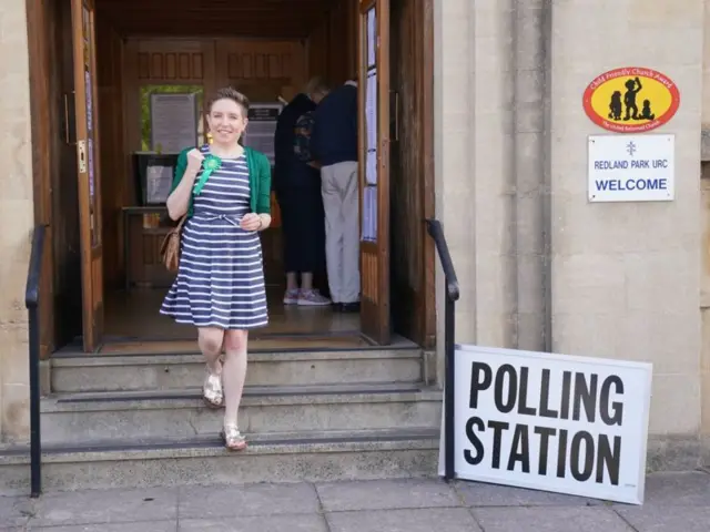 Onyeisi otu ndọrọndọrọ ọchịchị Green Party bụ Carla Denyer oge ọ na aga ịtụ vootu na ọdịda anyanwụ England.
