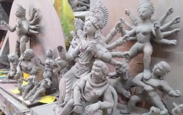 মালা পালের তৈরি মিনিয়েচার দুর্গা প্রতিমা। 