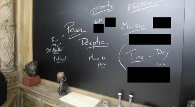 Una foto de palabras escritas en una pizarra —que parece formar un mapa mental— dentro de una oficina en la propiedad insular de Epstein está dando lugar a especulaciones sobre cuáles serían las palabras ilegibles y las que fueron borradas, y sobre el significado del mensaje. Entre las palabras visibles y legibles se encuentran: "power" (poder), "deception" (engaño), "mirror in face" (espejo en la cara), "time" (tiempo), "intellectual" (intelectual), "political" (político), "music" (música), ""truth» (verdad) y "appears!" (¡aparece!).