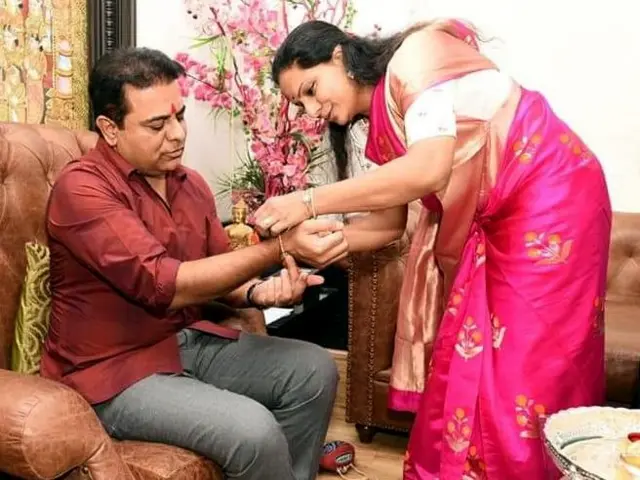 केसीआर की बेटी कविता अपने भाई केटीआर को राखी बांधती हुईं (फाइल फोटो)