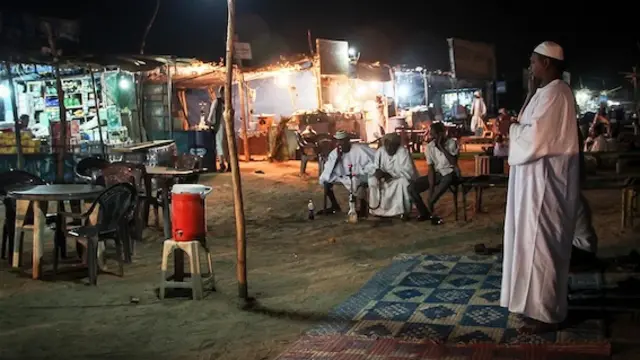 Scene de village la nuit