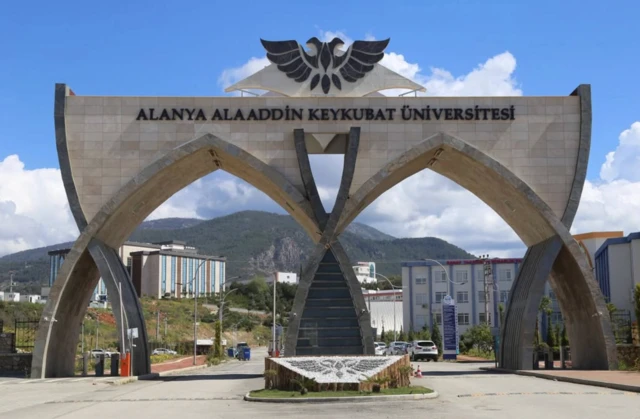 Alanya Alaaddin Keykubat Üniversitesi'nin giriş kapısı