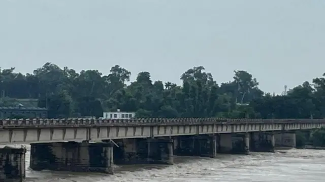 माधोपुर हेडवर्क्स स्थित बिराज बांध का एक गेट अचानक टूट गया और कई कर्मचारी फंस गए थे. 