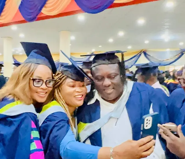 Saheed Osupa atawọn akẹkọọ ẹgbẹ rẹ n ya fọto pọ