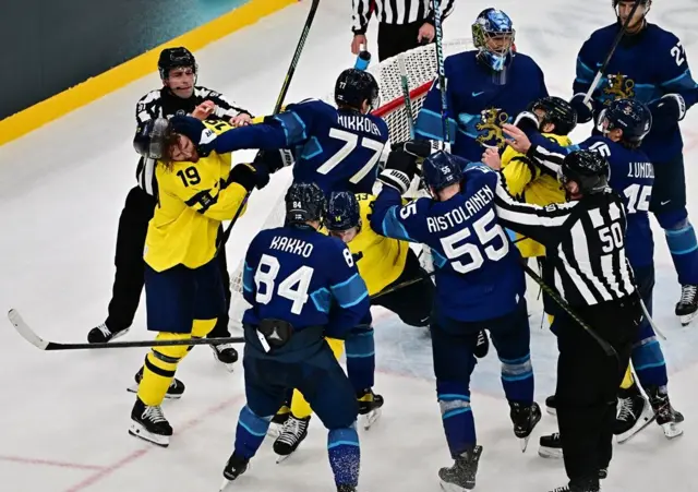 utakmica finske i švedske u hokeju na ledu na zimskim olimpijskim igrama, tuča u hokeju na ledu