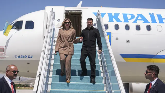 Володимир та Олена Зеленські спускаються трапом літака