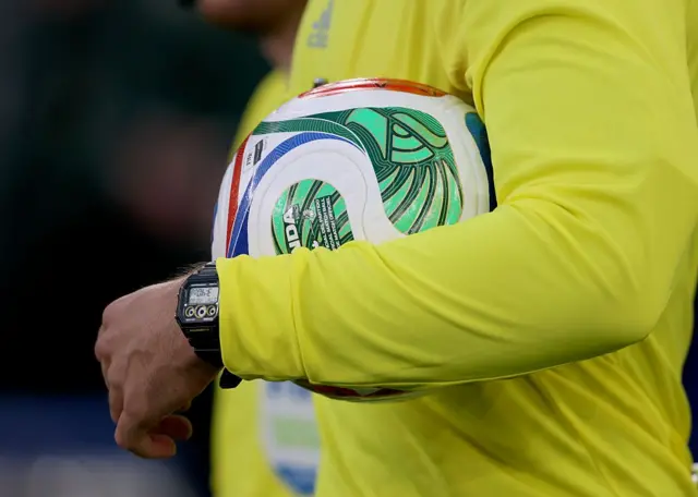 Un ballon de football Adidas Trionda Pro officiel de la Coupe du Monde 26 est tenu par l'arbitre lors du match amical international opposant l'Écosse à la Côte d'Ivoire au stade Hill Dickinson de Liverpool, en Angleterre, le 31 mars 2026.