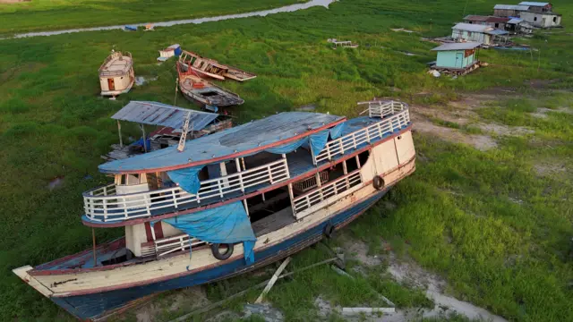 ब्रजिलको मनाउसनजिकै रहेको अलेक्सिओ तालको पीँधमा एउटा डुङ्गा र फ्लोटिङ हाउस