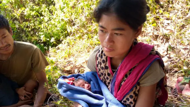 জঙ্গলে এক আশ্রয়প্রার্থী পরিবার