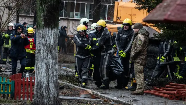 হেলিকপ্টার বিধ্বস্ত হওয়ার পর মরদেহ উদ্ধার করা হচ্ছে