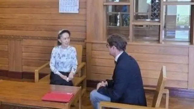 Cựu Tổng thống Myanmar Aung San Suu Kyi trao đổi với một quan chức của Ủy ban Chữ thập đỏ Quốc tế.
Ủy ban Thông tin Quân đội Myanmar
