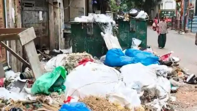 சாலை ஓரங்களிலும், குப்பைத் தொட்டிகளிலும் குப்பைகள் நிரம்பி வழிகின்றன