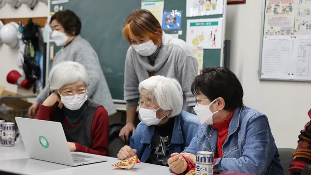 Tomoko Okayama (atrás) conversa com moradores do complexoapartamentos Sky Heights sobre a organização da geladeira e o desperdícioalimentos