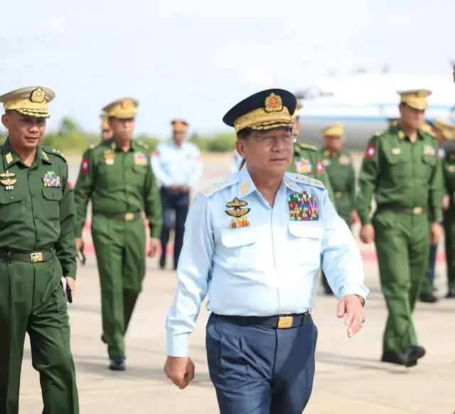 နိုဝင်ဘာ ၇ ရက်က နေပြည်တော်မှာပြုလုပ်တဲ့ လေယာဥ်/ရဟတ်ယာဥ် တပ်တော်ဝင်နေ့မှာတွေ့ရတဲ့ စစ်ခေါင်းဆောင်