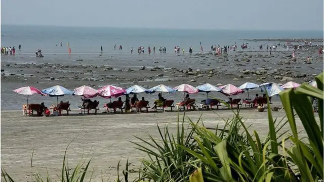 এক সপ্তাহ ধরে পণ্য ও যাত্রীবাহী নৌযান চলা বন্ধ 