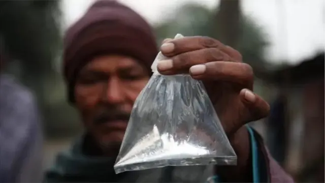  ઝેરી દારૂ પીવાથી ઘણા લોકોનાં મૃત્યુ થયાં હતા