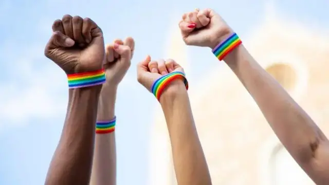 Di banyak negara, komunitas LGBTQ berjuang untuk diterima.