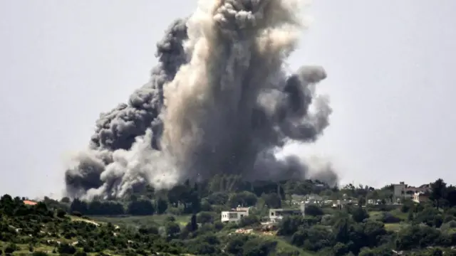 Columnas de humo surgen durante el bombardeo israelí de Alma al-Shaab en abril de 2024