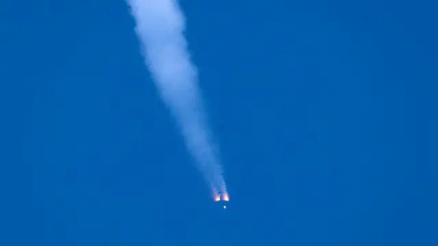 Твердотопливные ускорители (SRB) отсоединяются после того, как ракета «Space Launch System» миссии «Артемида-2» НАСА с космическим кораблем «Орион» на борту стартовала с комплекса 39B в Космическом центре имени Кеннеди 1 апреля 2026 года в Кейп-Канаверал, штат Флорида.