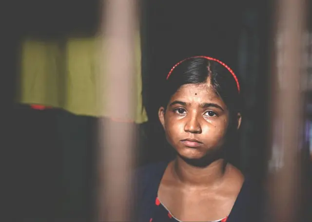 Poulami Halder alikuwa akichuna maua na kuona kitu cha mviringo akikifananisha na mpira 