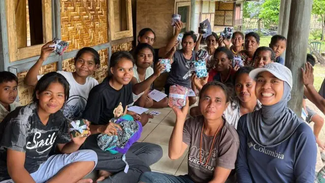 Mimi berfoto bersama perempuan-perempuan di Sumba setelah melakukan bakti sosial.
