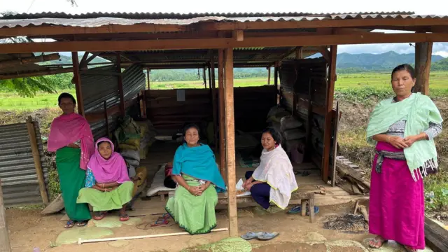 गावांची राखण करत उभ्या असलेल्या 'मायरा पायबी', म्हणजे 'मशाल घेतलेल्या महिला'