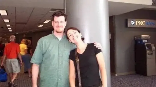 پورٹ لینڈ ایئرپورٹ پر مارک اور ریچل کی پہلی ملاقات