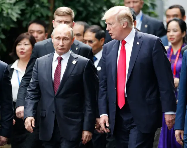 ABD Başkanı Donald Trump ile Rusya Devlet Başkanı Vladimir Putin 2017 yılında Vietnam'ın Danang kentinde düzenlenen APAC zirvesindeki aile fotoğrafı seansı sırasında konuşuyorlar.