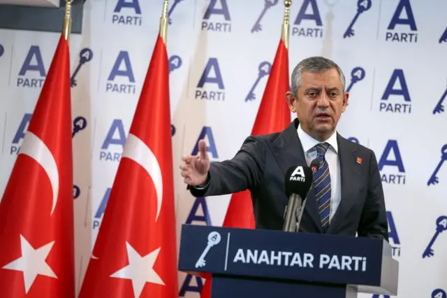 CHP Genel Başkanı Özgür Özel kürsüde konuşuyor