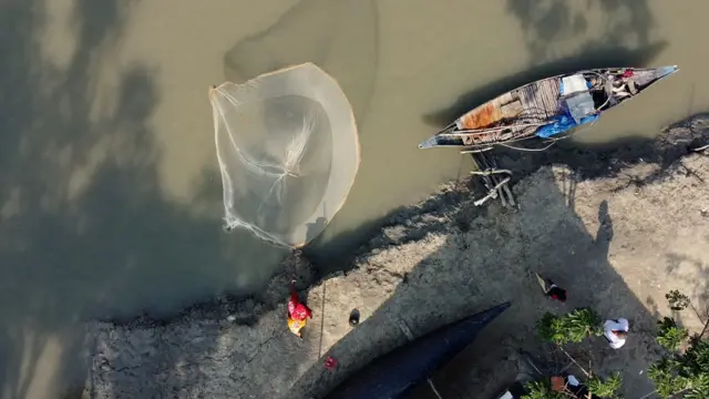 উপকূলীয় এলাকা ছেড়ে শহরে অভিবাসী হচ্ছেন অনেকে