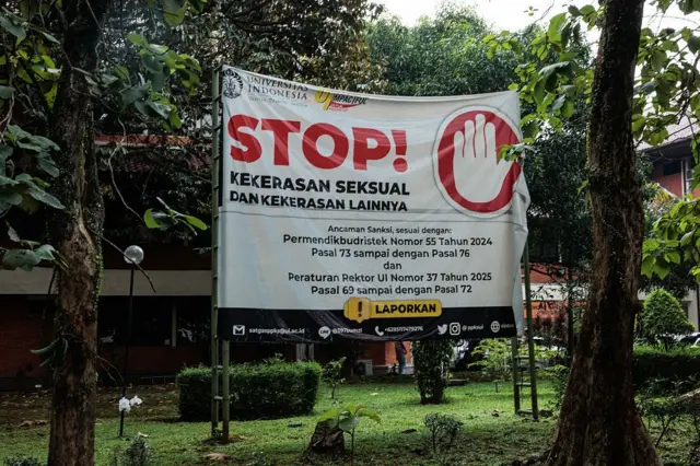 Sebuah spanduk bertuliskan "Stop kekerasan seksual dan kekerasan lainnya"  di kampus Universitas Indonesia di Depok, Jawa Barat pada 16 April 2026. 