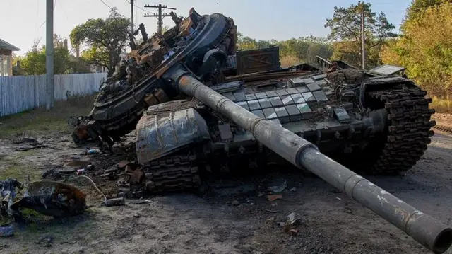Ukrayna'da imha edilen bir tank