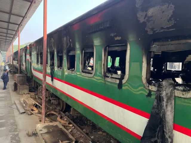 ট্রেনের চারটি কামরা পুড়ে গেছে আগুনে